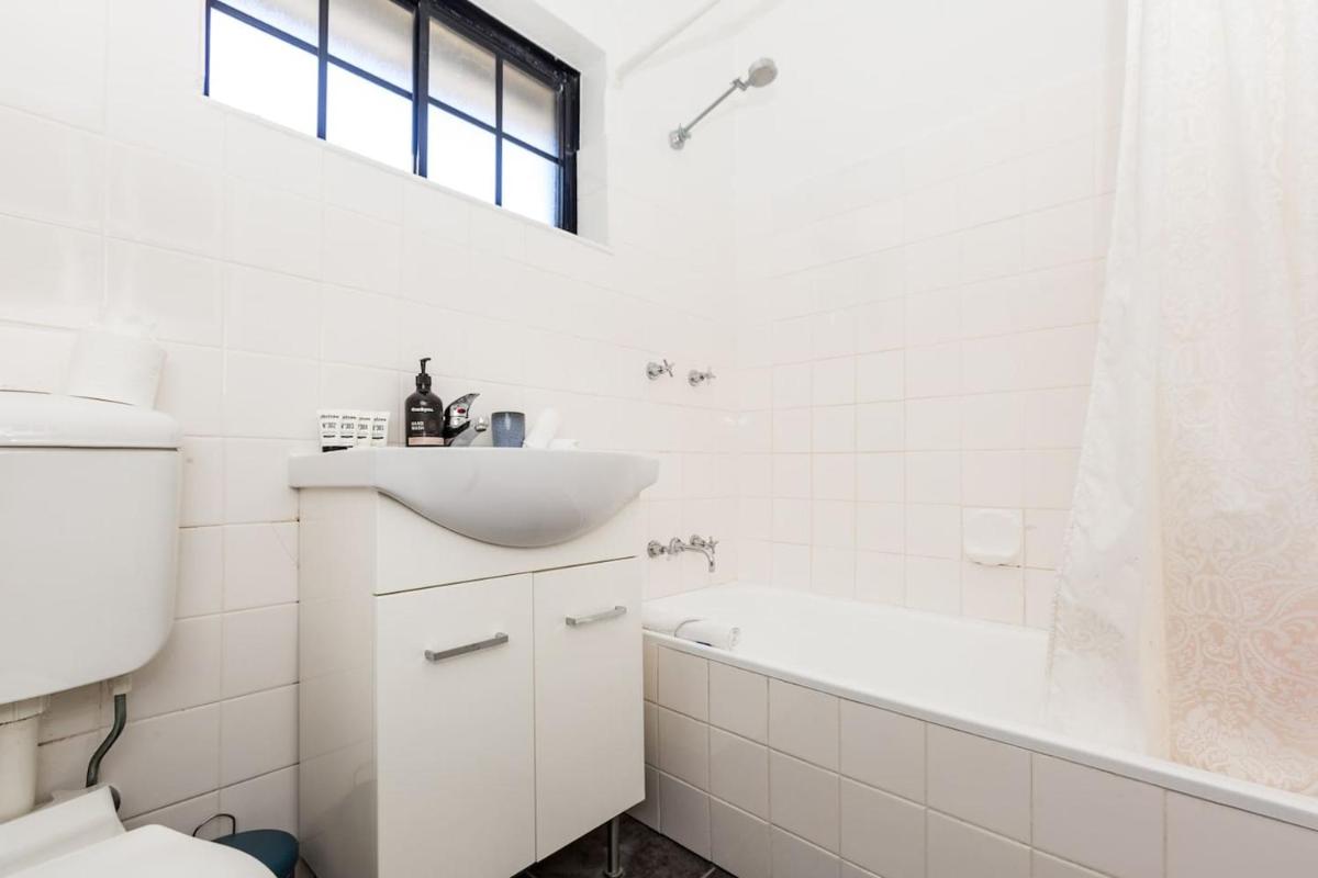 Image 2 of Harbourfront Art Deco Hall – Sought-after in Sydney