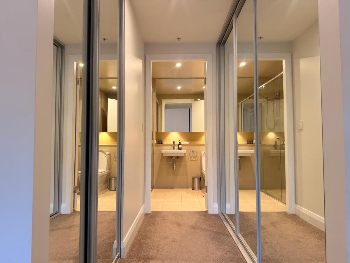 Image 2 of High Ceiling 6 Beds Private Garden Oasis 1min to Stadiums & Parking