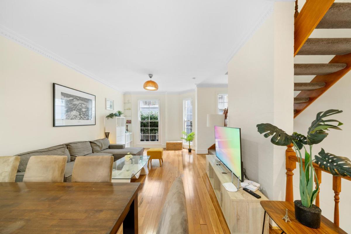 Image 6 of Ideally located 3 BR with Parking & Central & Darling Harbour-10 mins walk