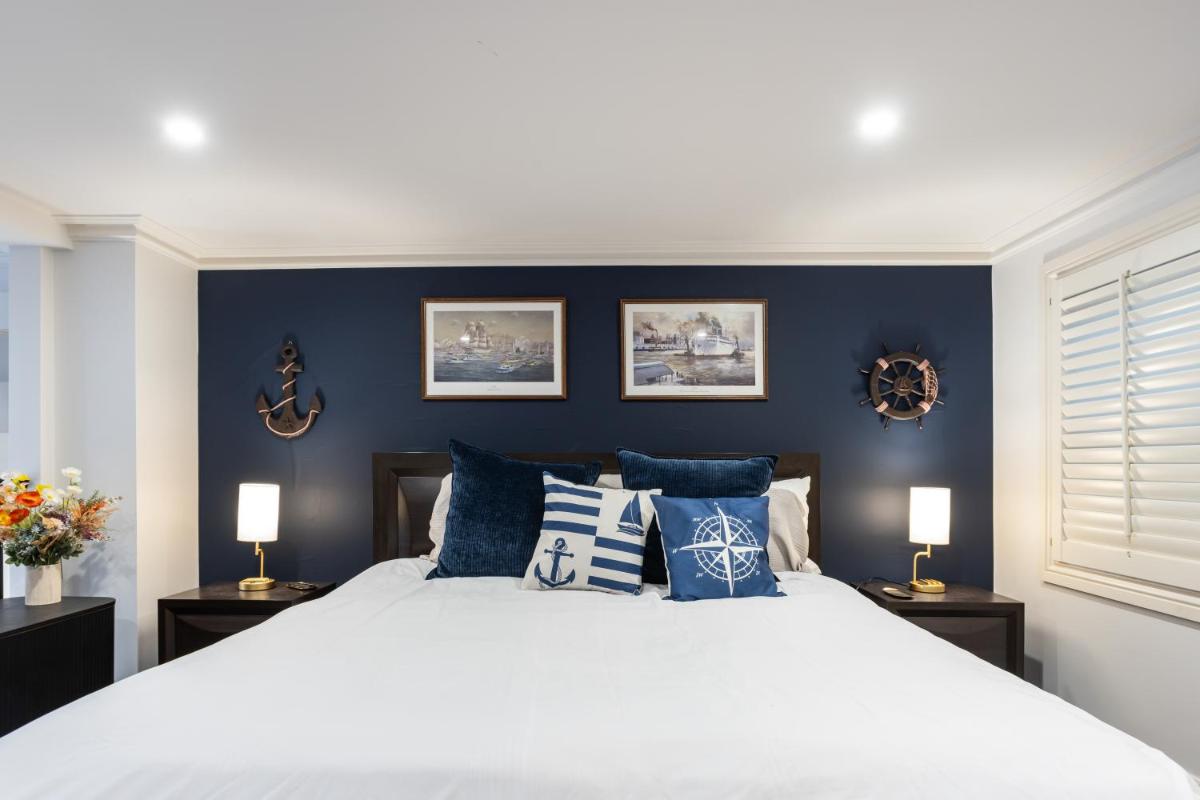 Image 6 of King Bed Harbour View – Captain’s Retreat