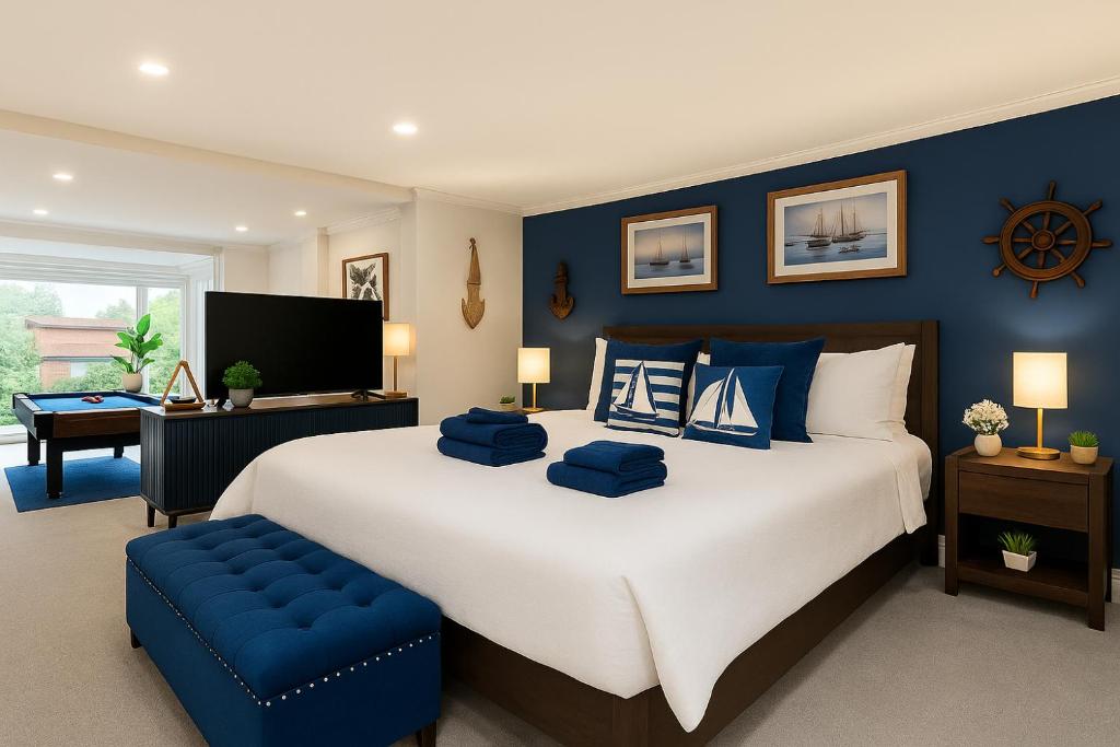 Image of King Bed Harbour View – Captain’s Retreat
