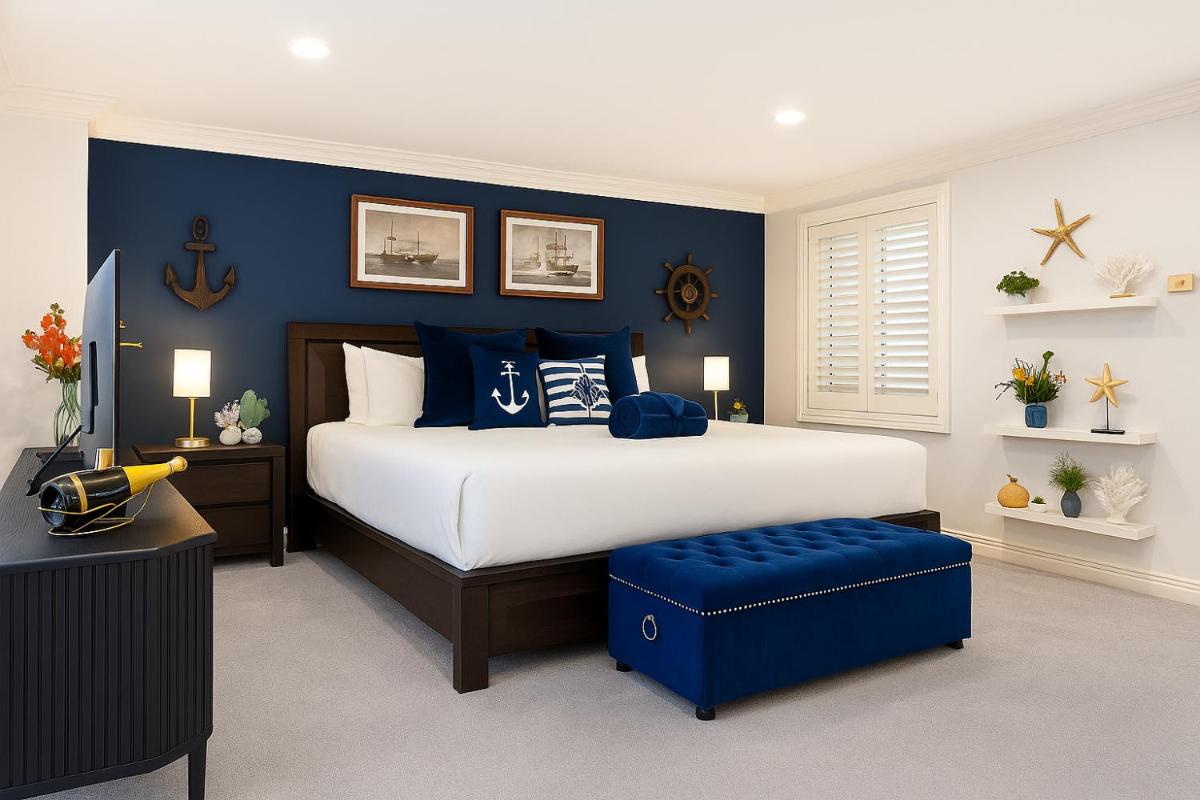 Image 1 of King Bed Harbour View – Captain’s Retreat