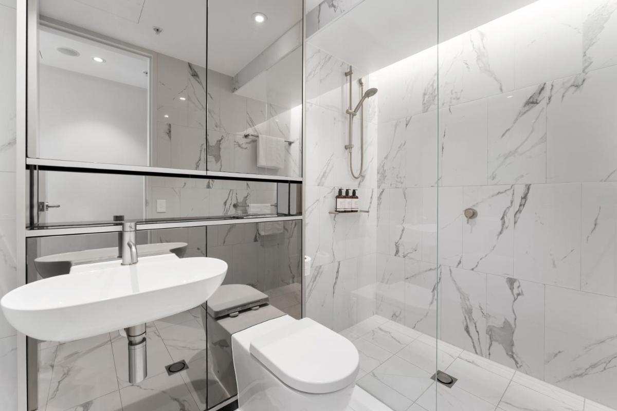 Image 2 of Luxury 2BR 2BA & Free Parking – 5 Min Walk to Town Hall & Darling Harbour