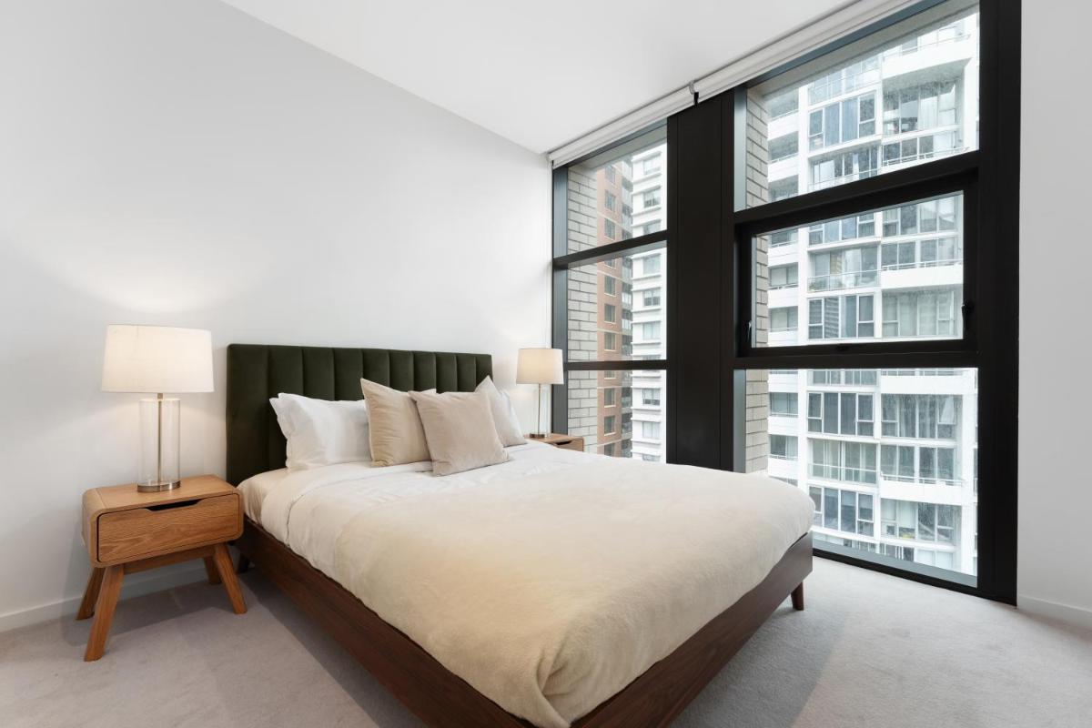 Image 1 of Luxury 2BR 2BA & Free Parking – 5 Min Walk to Town Hall & Darling Harbour