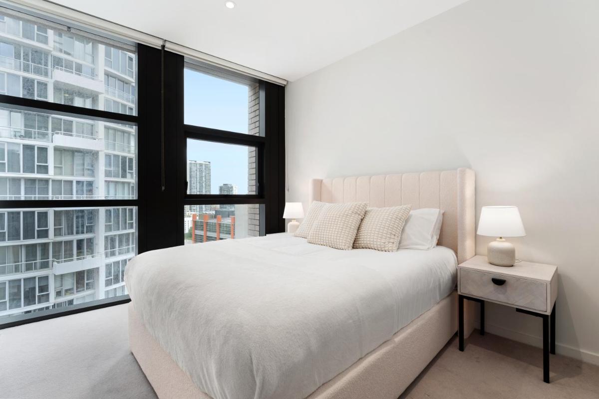 Image 6 of Luxury 2BR 2BA & Free Parking – 5 Min Walk to Town Hall & Darling Harbour