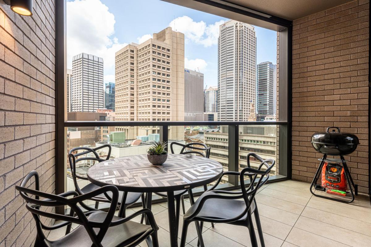 Image 3 of Luxury 2BR 2BA & Free Parking – 5 Min Walk to Town Hall & Darling Harbour