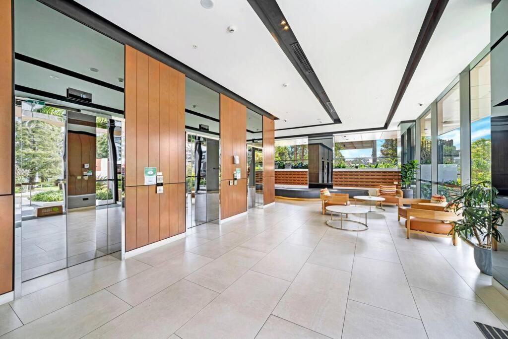 Image 6 of Luxury 2Beds Apt with stunning View (Parking, Gym)