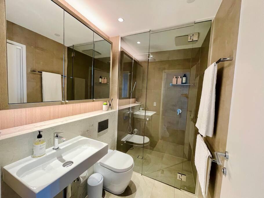 Image 2 of Luxury 2Beds Apt with stunning View (Parking, Gym)