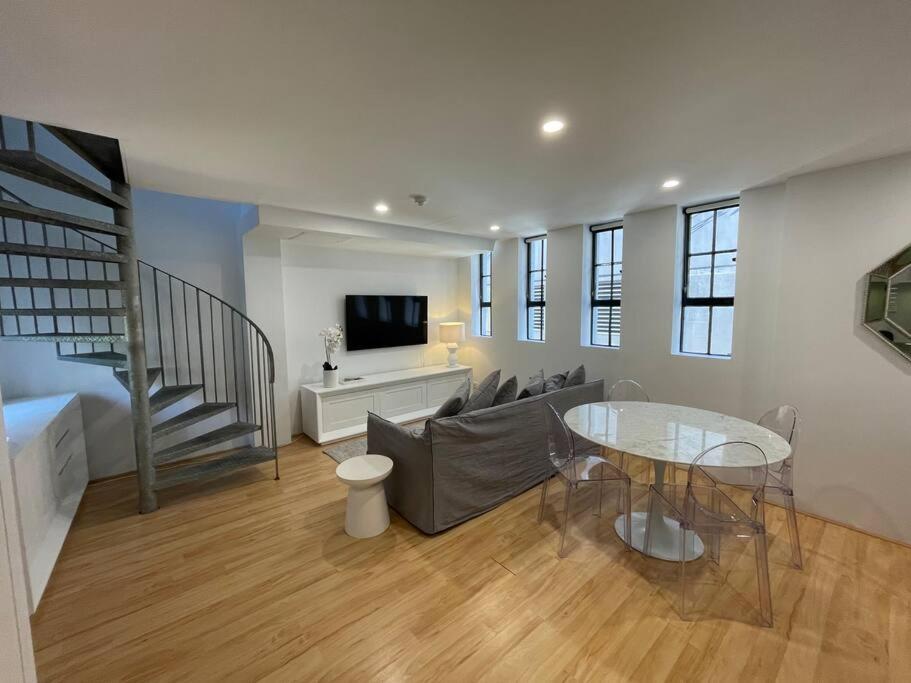 Image 3 of Modern 2 Bedroom Warehouse Conversion