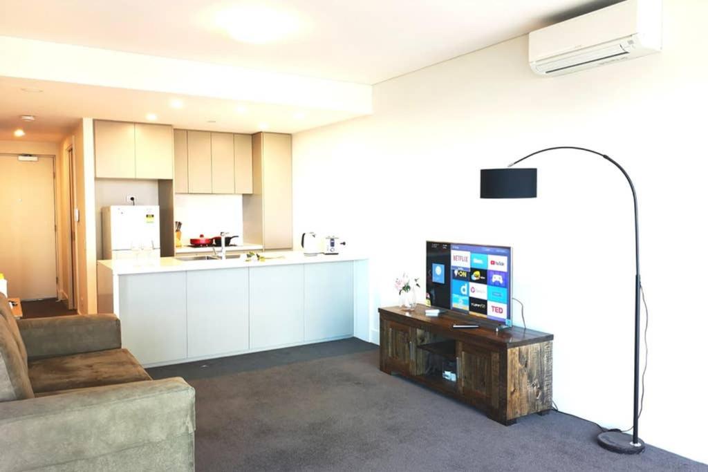 Image 3 of Modern apartment+office w Parking @ Olympic Park