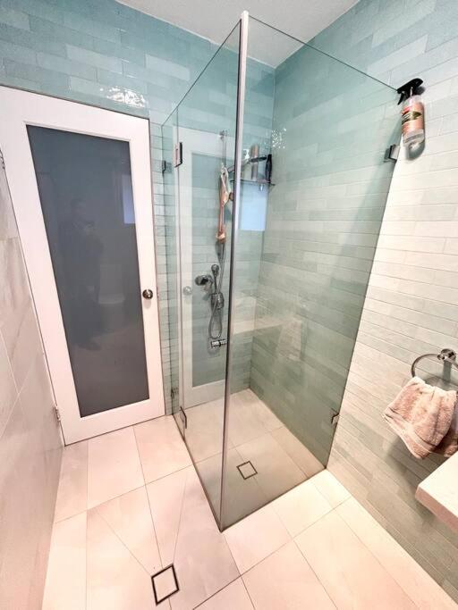 Image 1 of One bedroom apartment and CARPORT close to beaches, airport,CBD