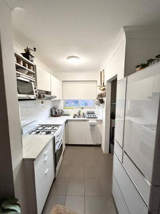Image 4 of One bedroom apartment and CARPORT close to beaches, airport,CBD