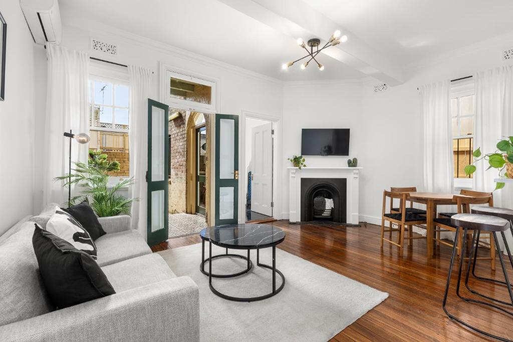 Image of Perfect 2BR Harbour View Apartment
