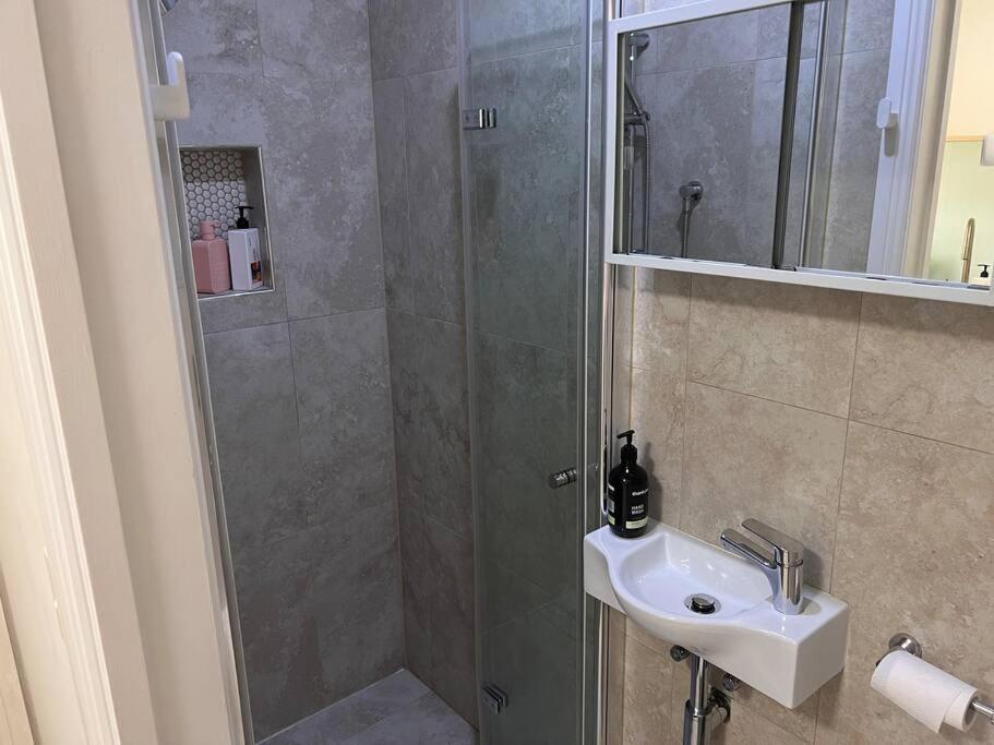 Image 2 of Private 1 bedroom apartment near beach and shops