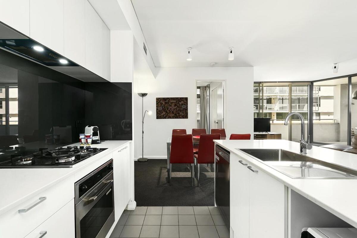 Image 4 of SHE35 – CBD Darling Harbour Views with Pool & Gym Access