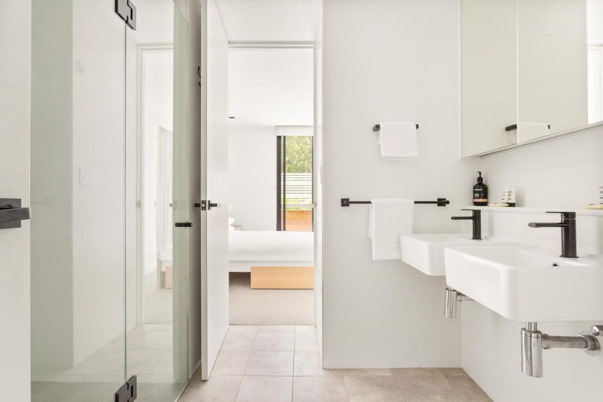 Image 3 of Sleek 2-Bed Apt Metres to Beach