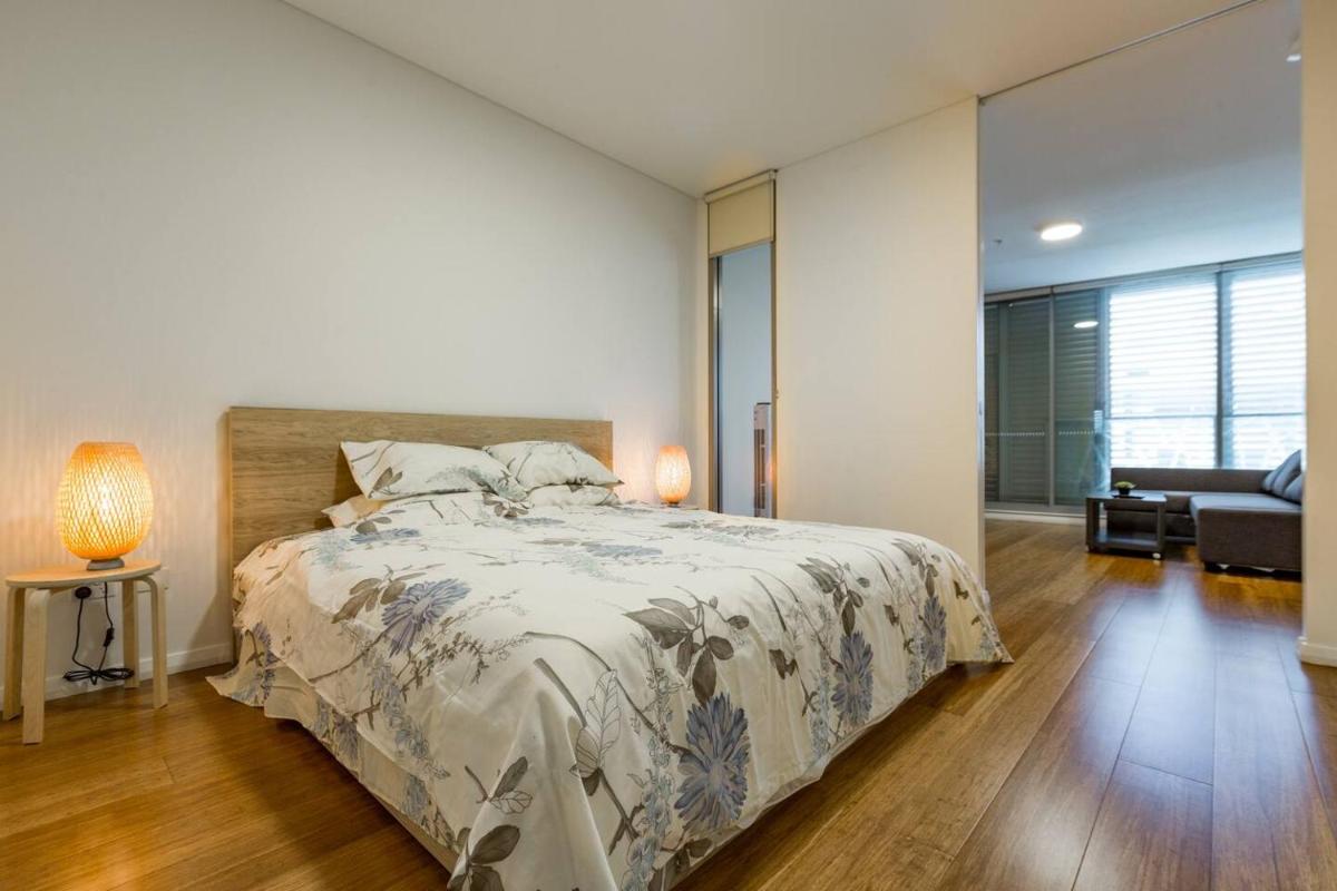 Image 1 of Sleek Chinatown Pad in the Heart of the CBD