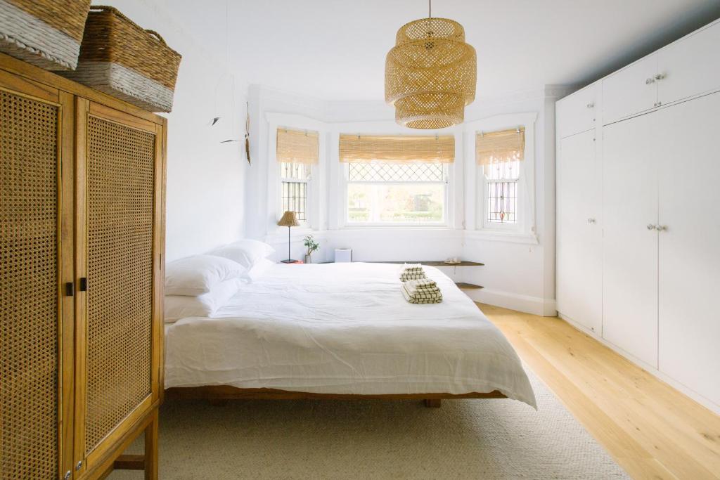 Image of Spacious 4-Bedroom Manly Beach Apartment, Balcony, Bath & Fireplace, 2 Min to Beach