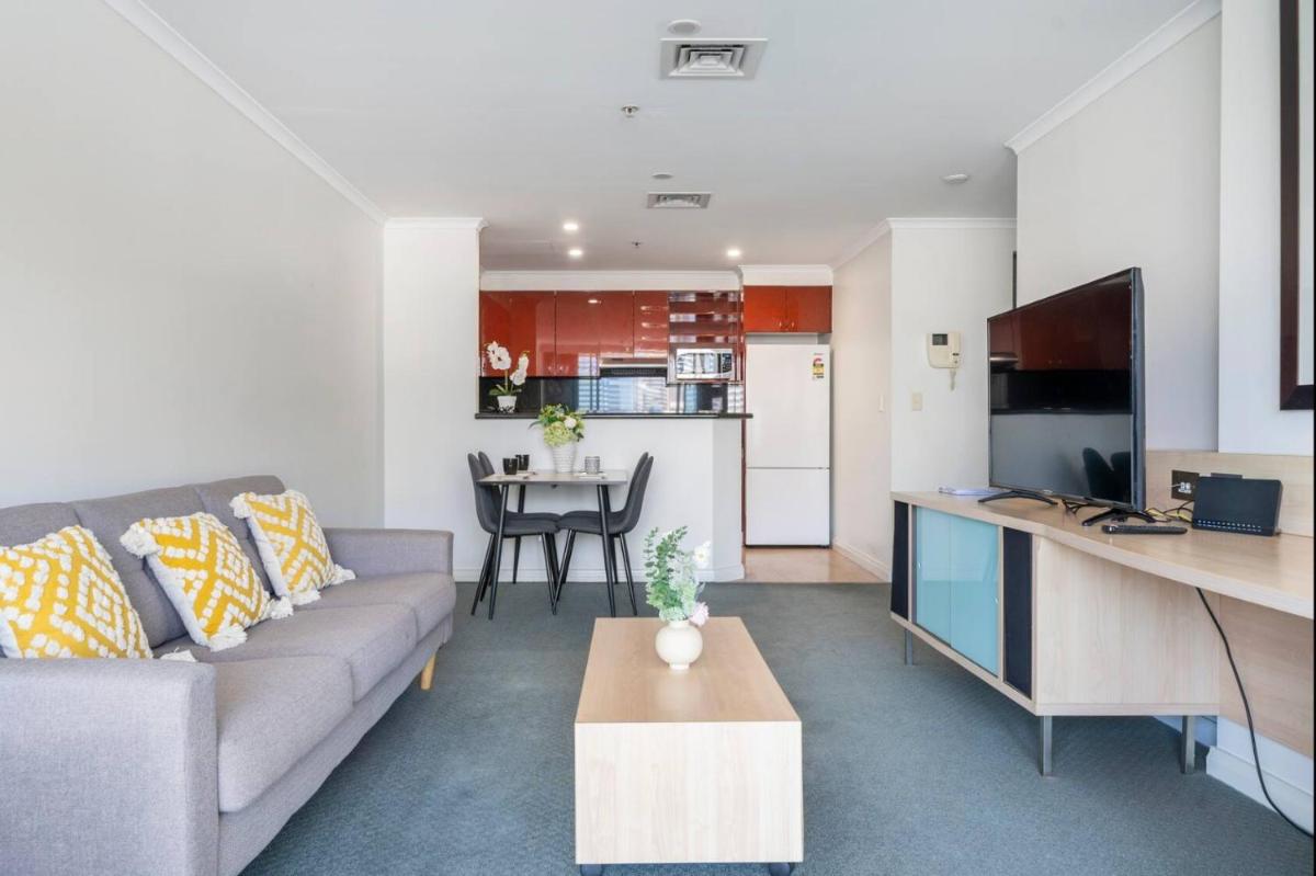Image 4 of Spectacular Darling Harbour View Apartment & Parking