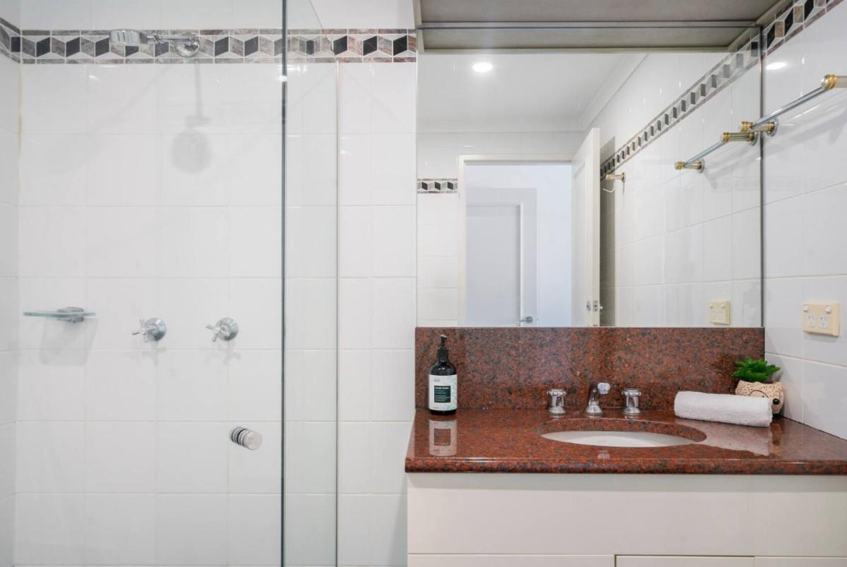 Image 2 of Spectacular Darling Harbour View Apartment & Parking