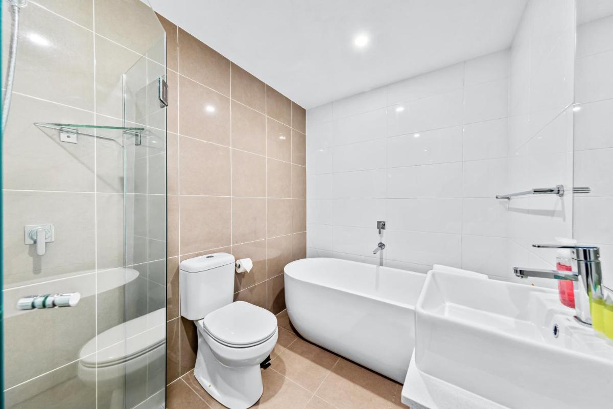 Image 2 of Stunning City and water view apartment