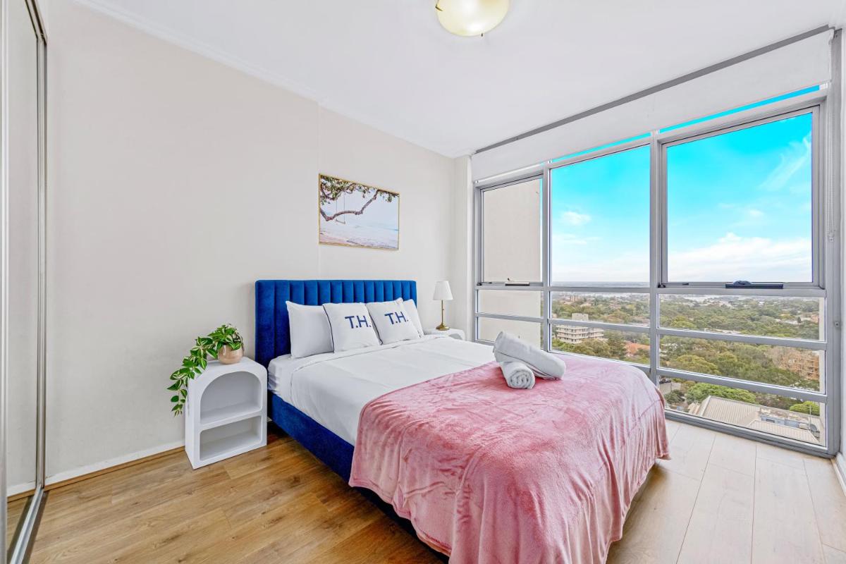 Image 5 of Stunning City and water view apartment