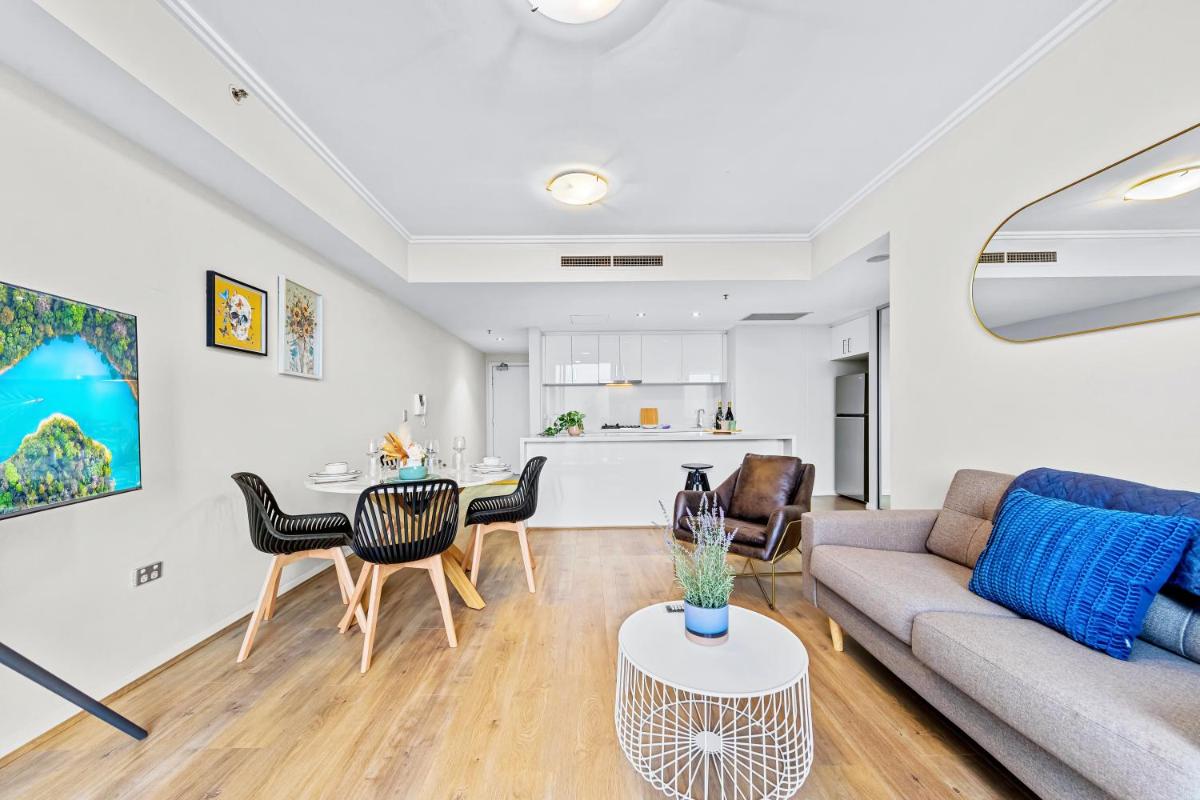 Image 3 of Stunning City and water view apartment