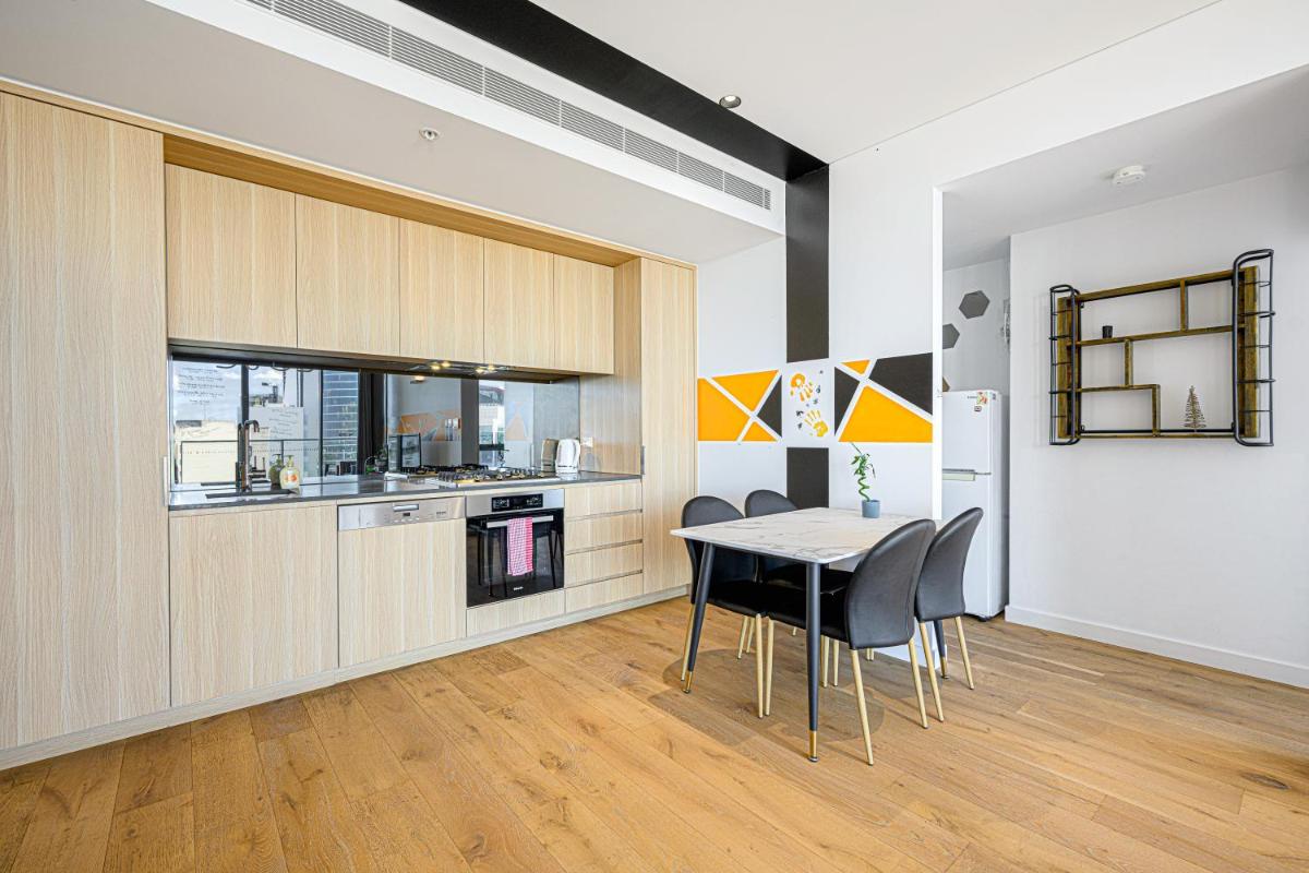 Image 3 of Stunning New 2 Bedrooms Apt Shopping & Parking