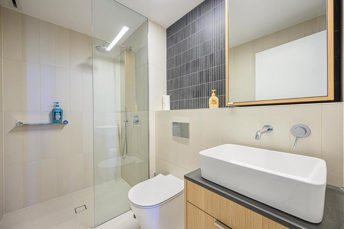 Image 2 of Stunning New 2 Bedrooms Apt Shopping & Parking
