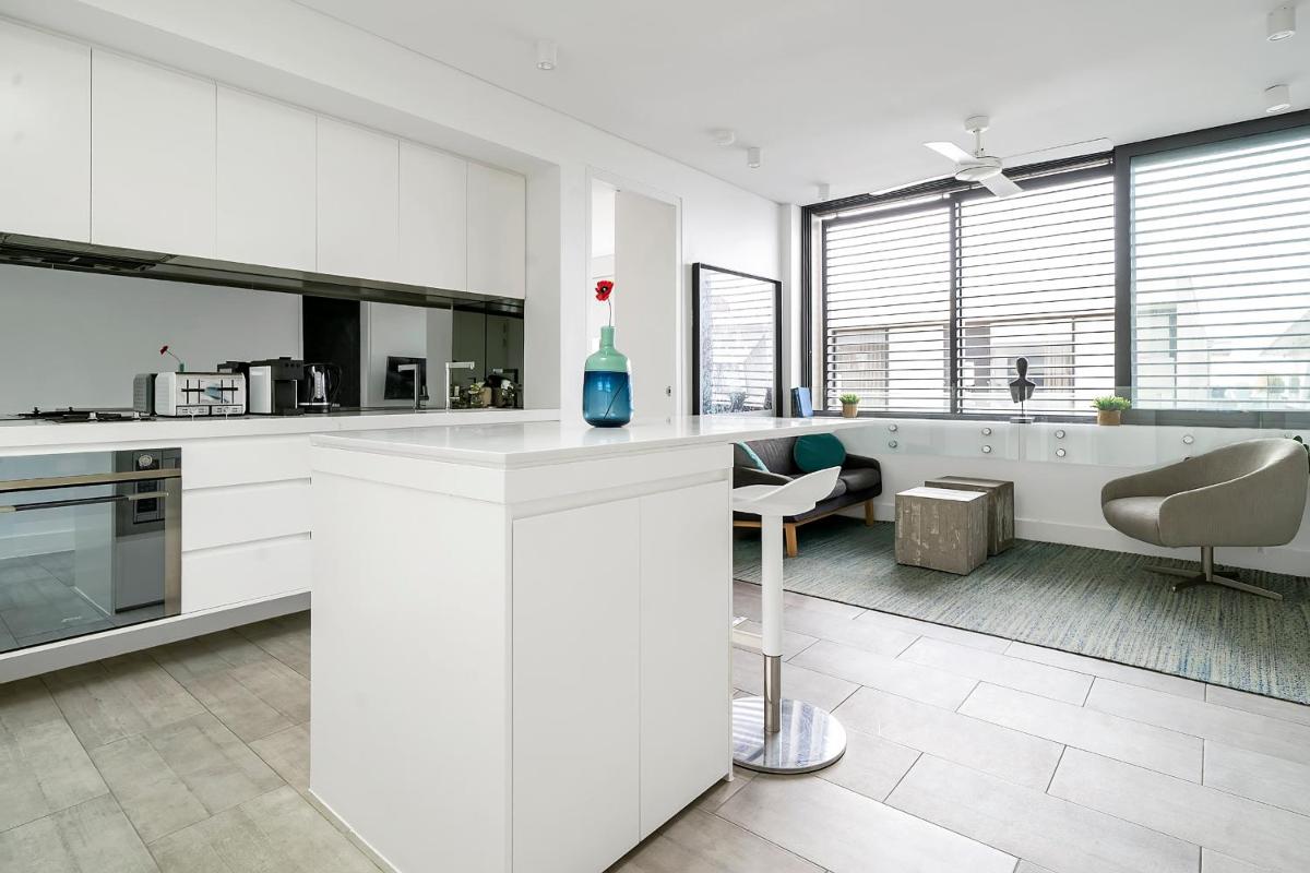 Image 4 of Stylish 1BR Apartment with Skylight near Bondi Beach