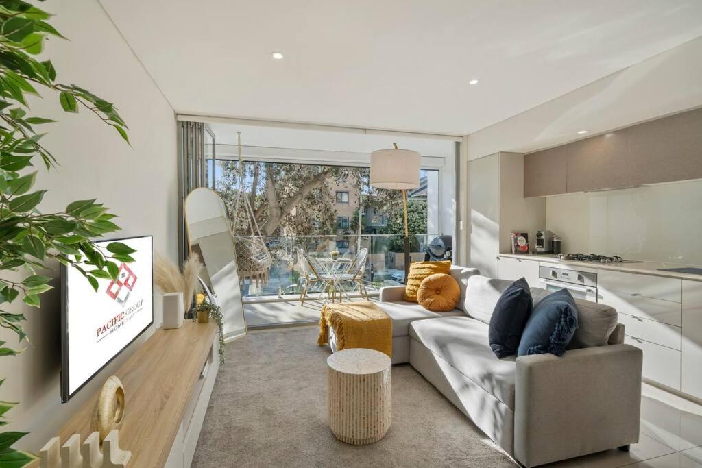 Image 5 of Stylish & Modern Beach Pad – Balcony AC BBQ Lift