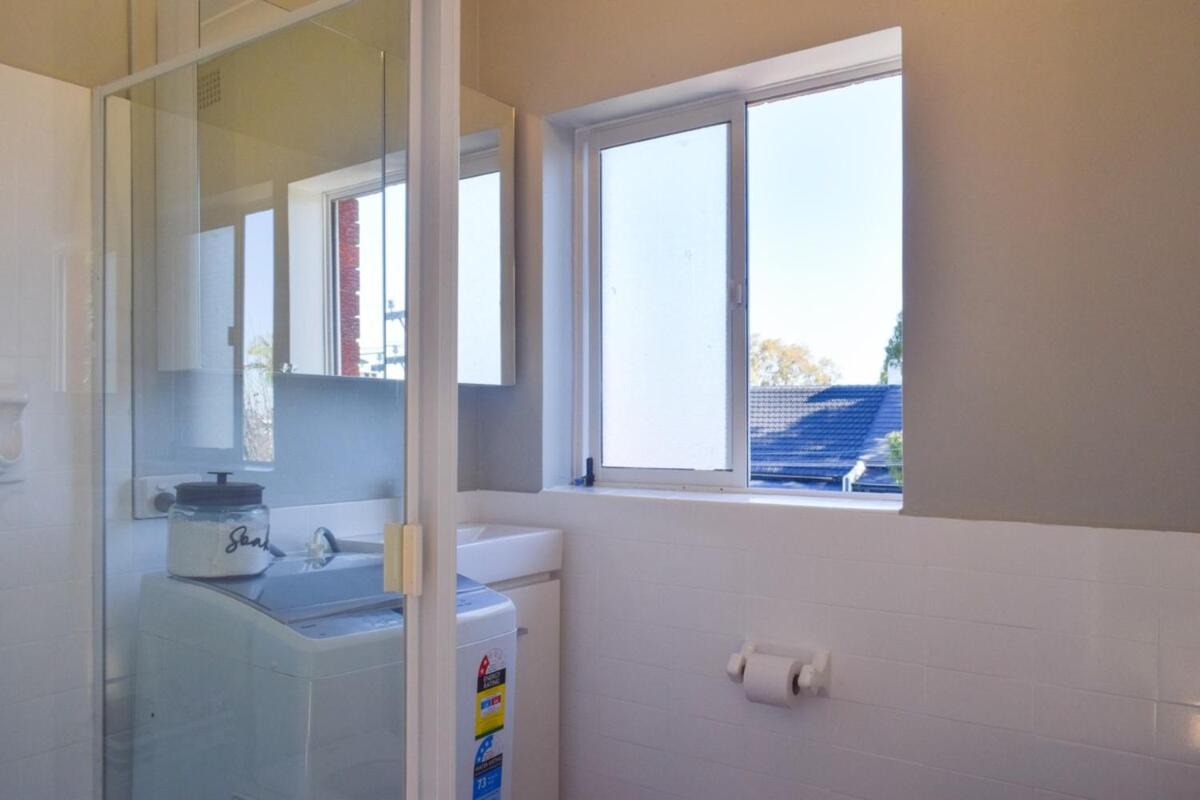 Image 3 of Sun-Drenched 1 Bed Studio Apartment In Newtown