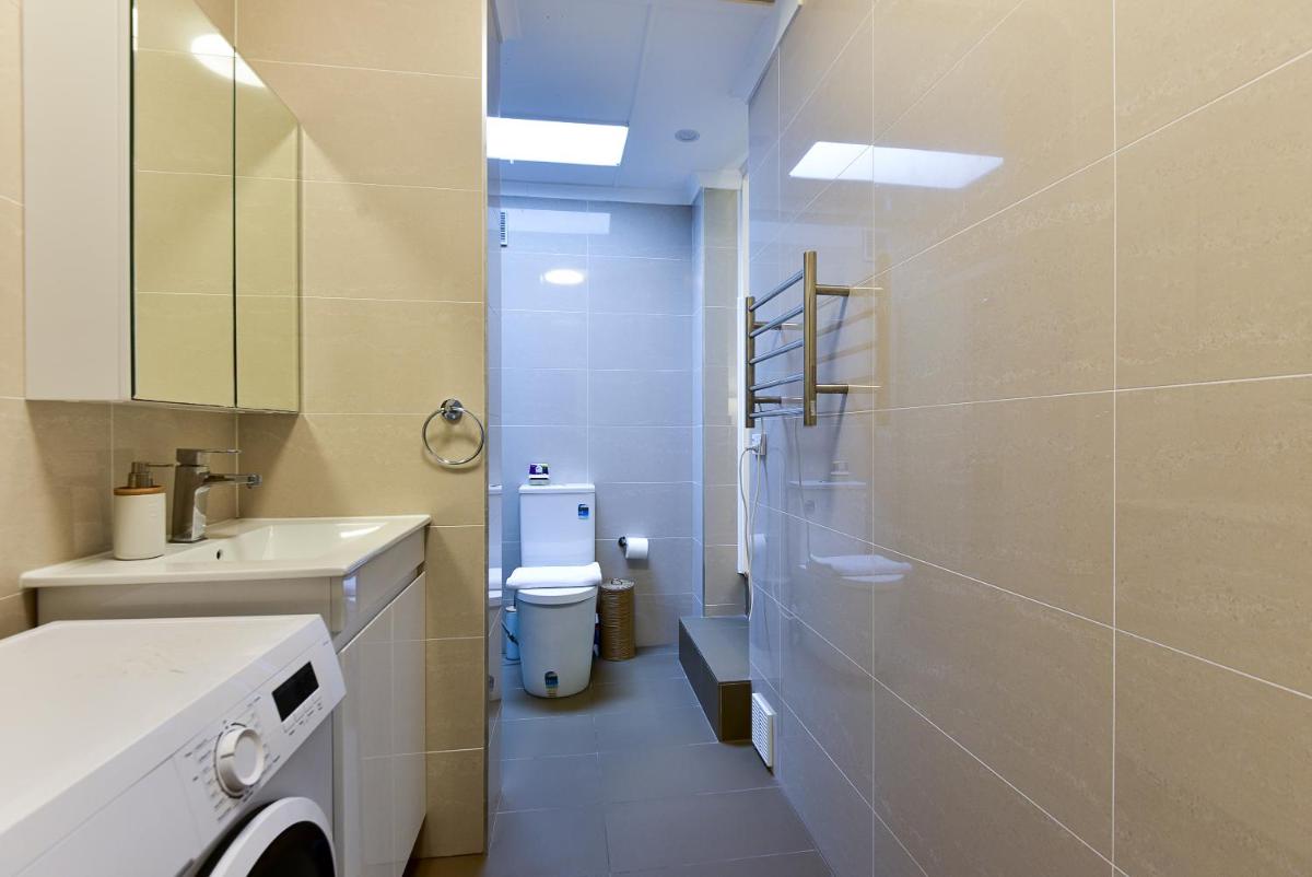 Image 2 of Sunny Apartment in Surry Hills