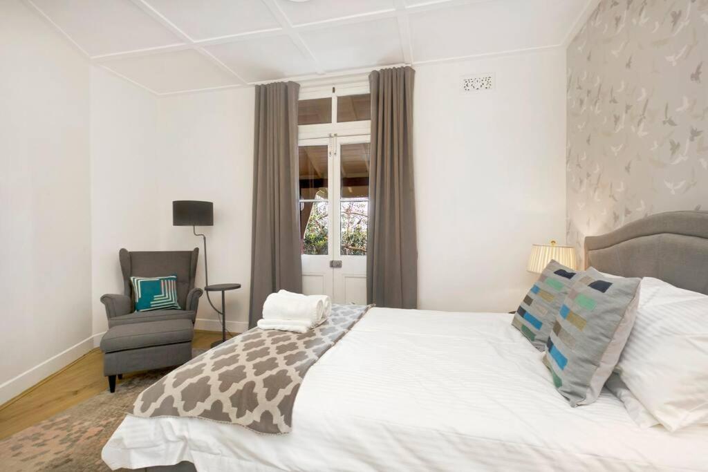 Image 5 of Sydney CBD Waterview Apartment 54A