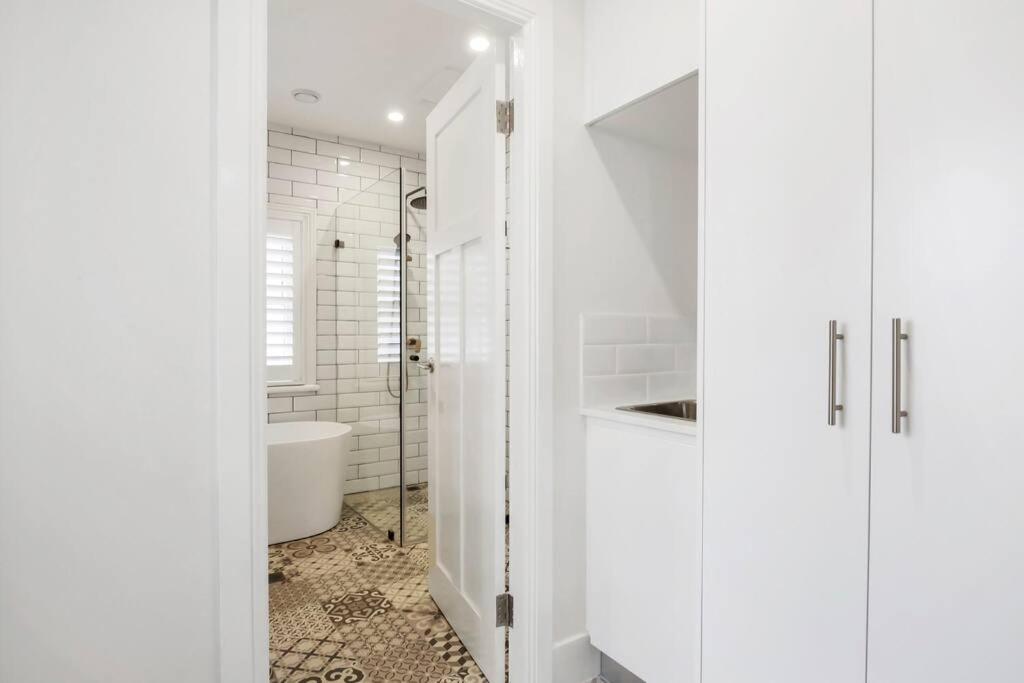 Image 6 of Sydney CBD Waterview Apartment 54A