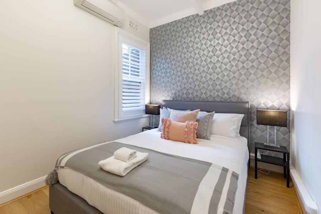 Image 4 of Sydney CBD Waterview Home 60