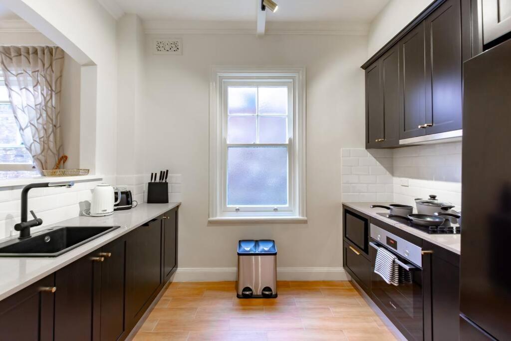 Image 3 of Sydney CBD Waterview Home 60